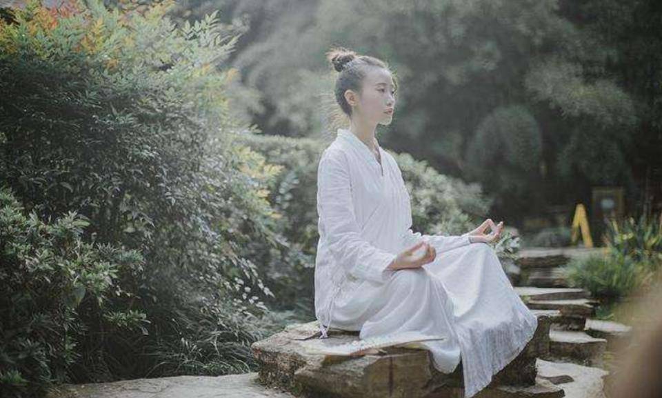 原创一女道士自称她将在9月9日飞仙围观者她死时嘴唇发紫