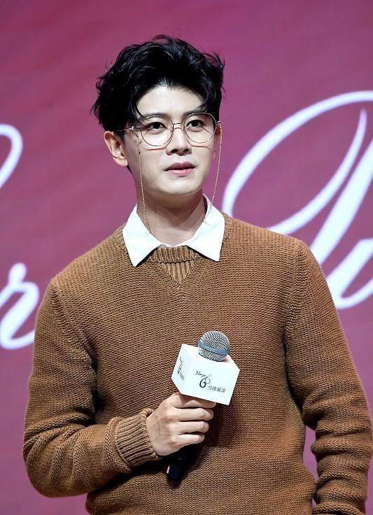 原创原创帅气奶爸任嘉伦戴眼镜显儒雅反穿毛衣挺有型魅力尽显