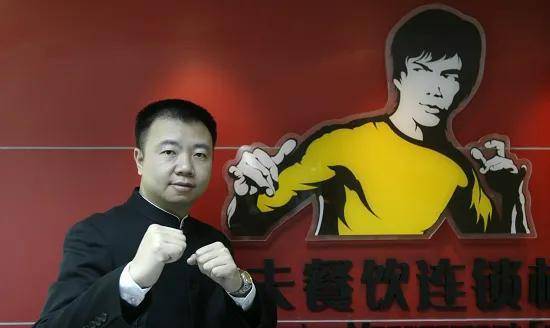 蔡达标1971年出生于广东东莞,与妻子潘敏峰在当地经营一家五金店,在