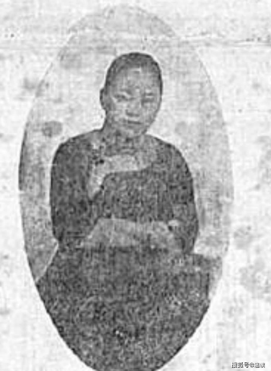 可这一群美女一波又一波,看多了也会审美疲劳,这时候王莲英一上场