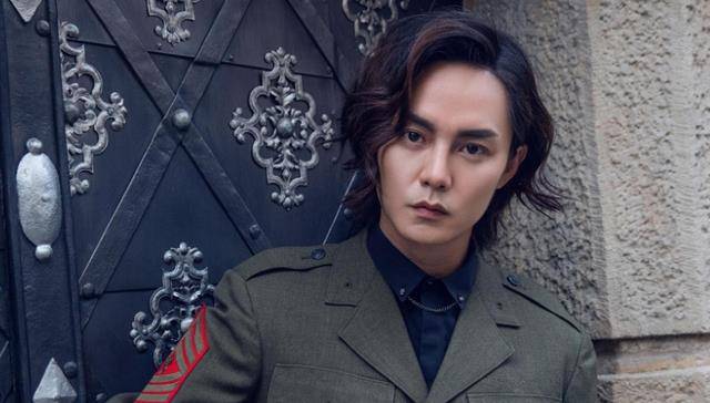 "最牛"粉丝,为了追到偶像,意外把自己追成一线明星_影响_尹正_时候