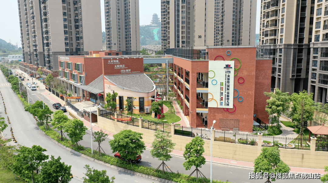 教育方面,保利紫山内配套有展旗学校和美加仑国际幼儿园,目前均已开学