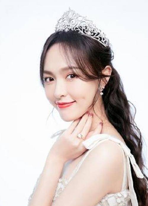 唐嫣早年与粉丝的素颜合照被扒出这差距似乎有些大啊