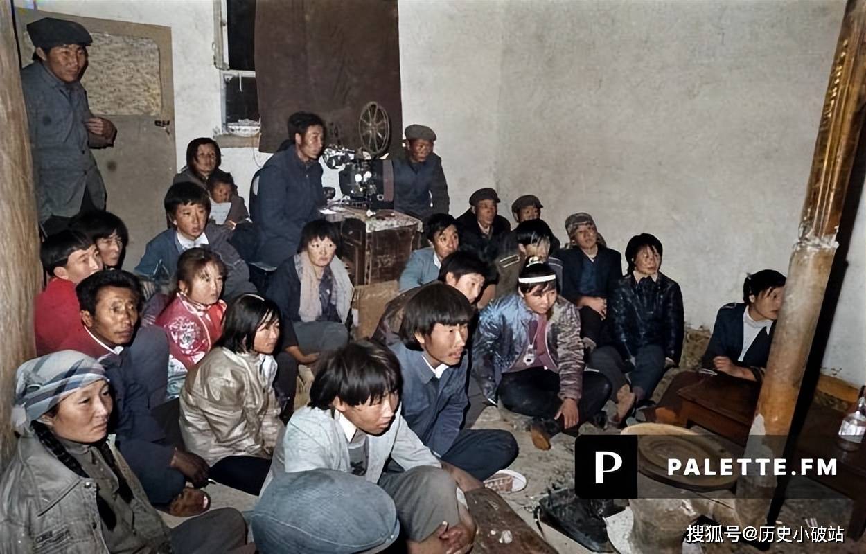 原创五十年代中国人的电影观影拿凳子爬山抢位置观影
