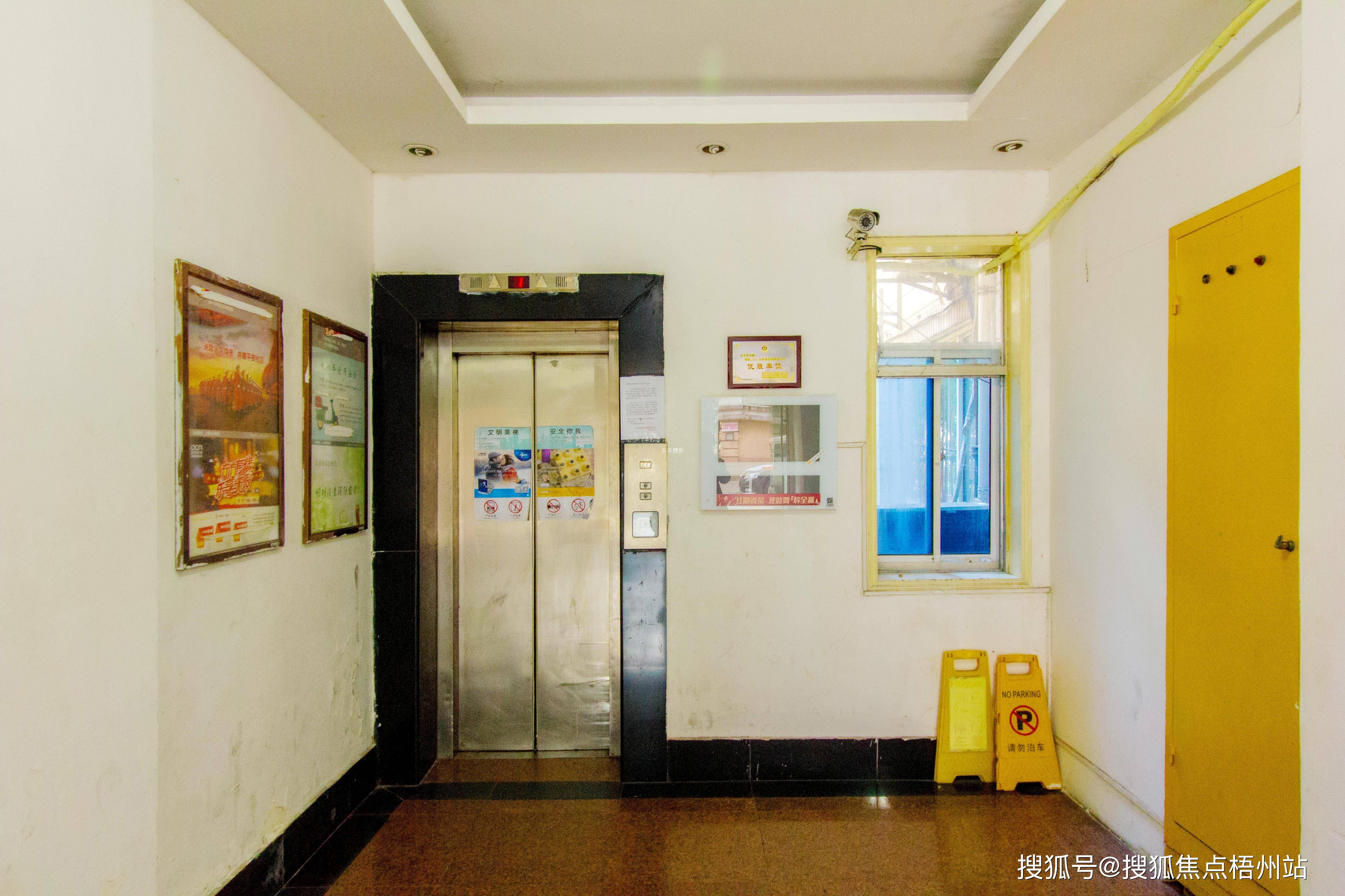 上海宏景商务楼联合办公租120人工位精装修交通便利可注册