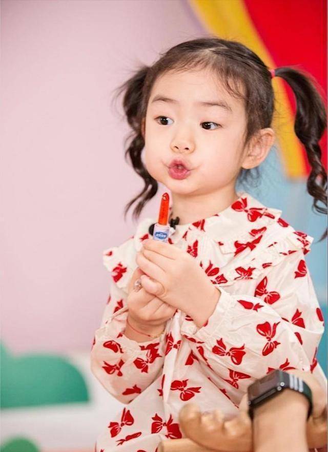 细心的网友就会发现戚薇给女儿lucky穿的衣服以及用的都是一般家长