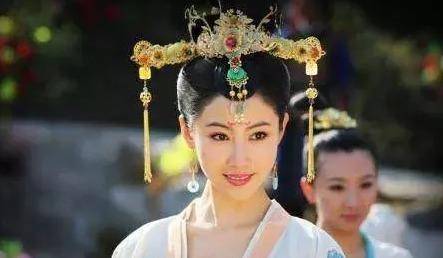 上官婉儿一看性命难保,使出一条李代桃僵的毒计,向唐中宗进献谗言:"看