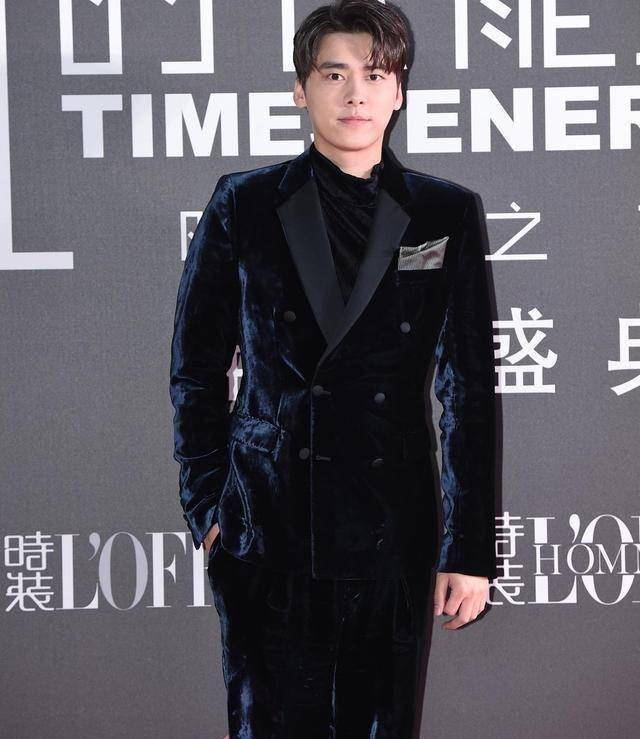 佟大为,黄晓明,沈腾,王凯,都没有拍出型男的感觉,在闪光灯下,一个比一