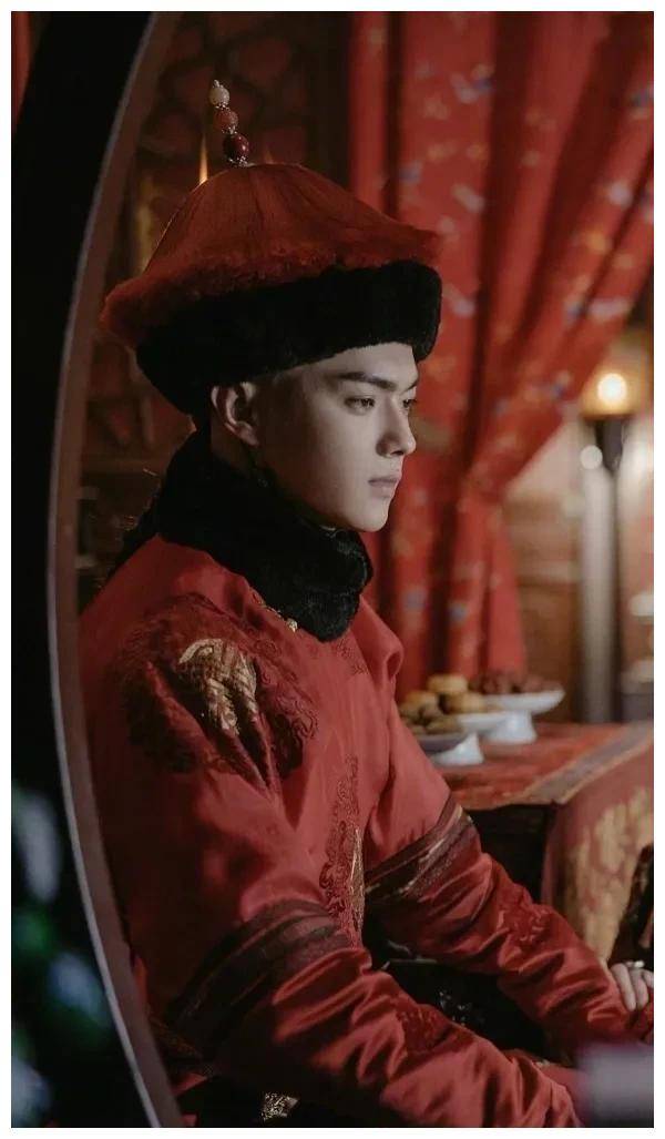 现代装vs古装,许凯穿搭对决,你更喜欢哪种风格?