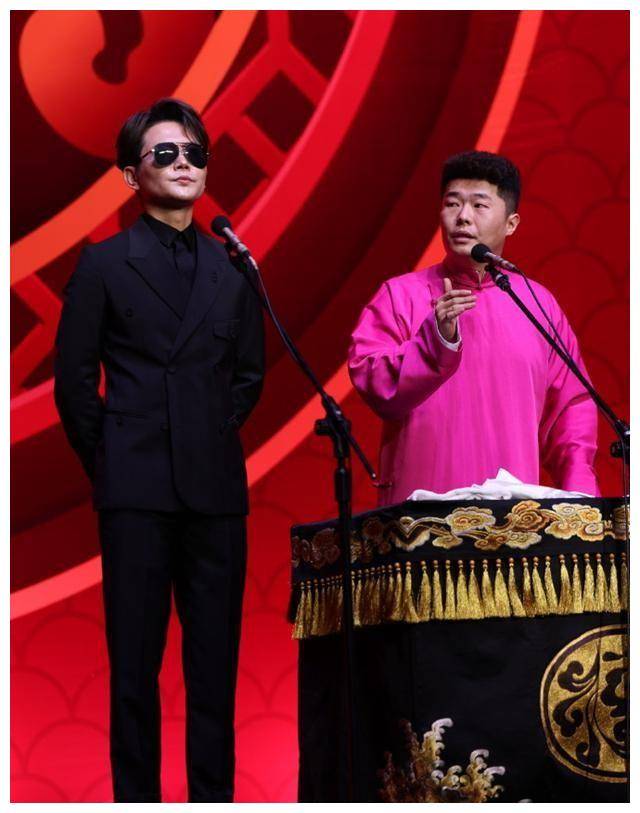 九张照片之中,第一张展示了张鹤舰和郑九莲的演出画面.