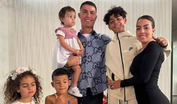 c罗一家7口度假时海滩漫步父爱如山令乔治娜感动