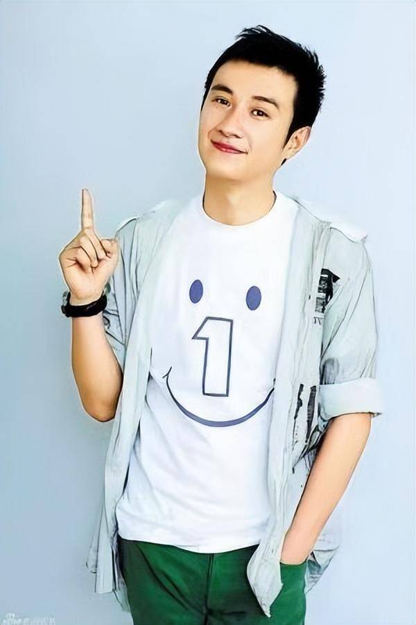 2005年,文章接拍了人生第一部古装剧《锦衣卫》,与马伊琍,佟大为等