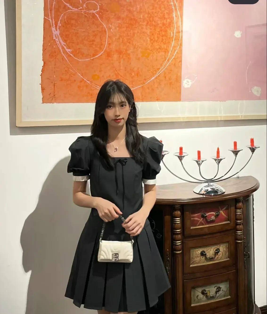 原创冯小刚徐帆豪宅内为女儿举办成人礼18岁徐朵手拿奢侈包显贵气