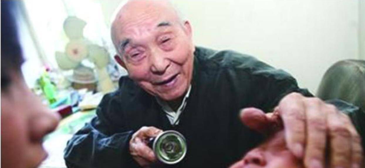 山东医生坚持免费给人看病女儿看报纸后才知父亲的身份不简单