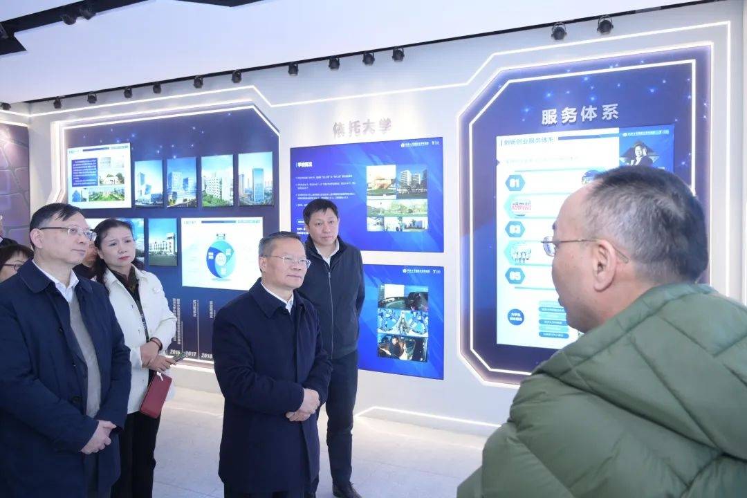 在同济大学科技园展厅,考察团听取了园区历史背景,发展模式以及在科技