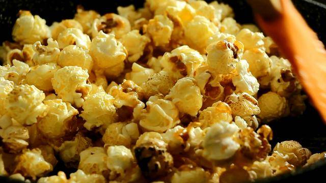 为了维护雌激素的平衡,女性朋友们需要调整自己的饮食习惯,爆米花虽然