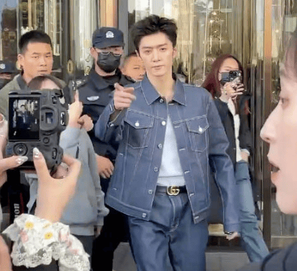 何赛飞怒斥代拍如杨九红上身,凶悍泼辣爆粗骂人,有失艺术家体面_明星