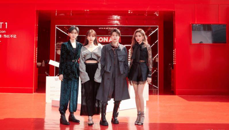 the9成员出席活动,虞书欣时尚露香肩,我却被谢可寅的