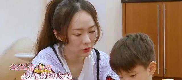 霍思燕听完后,并没有生气,反而耐心的说:"妈妈在分享玩具这件事上