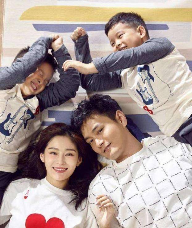 原创"容嬷嬷"李明启:"儿子"出道15年依然不温不火?儿媳妇比他红