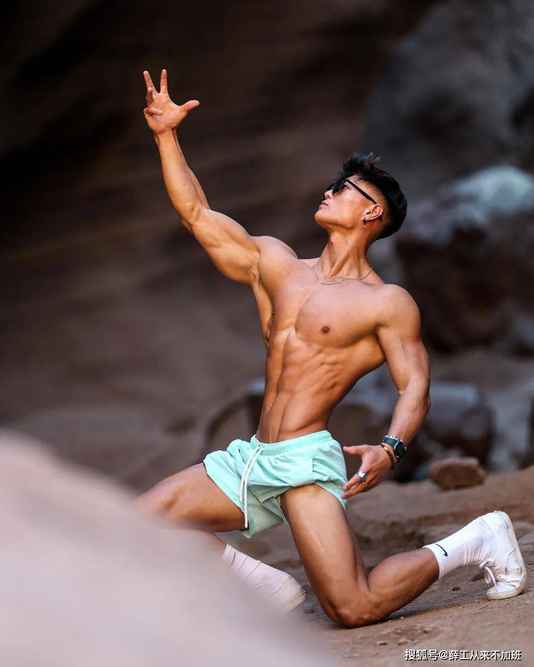 的身材天花板,铁棍敲击腹肌砰砰直响,一拳下去150磅_胸肌_健美_健身房