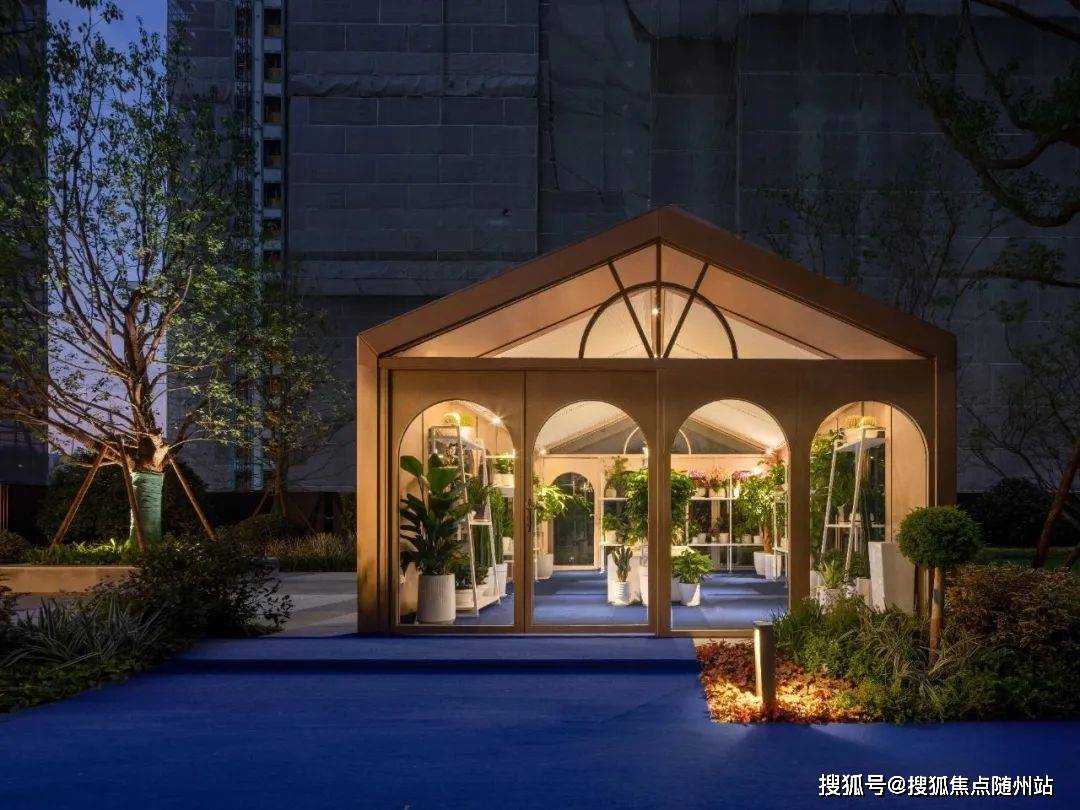 流畅的弧形线条,从阳台往下看,就像是一块造型细腻的玉佩嵌在园区中