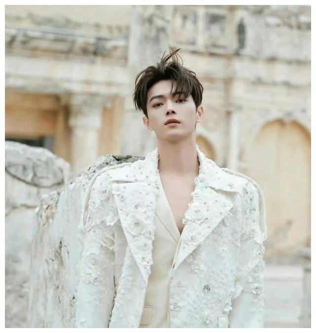 现代装扮能突显许凯的魅力还是古装扮相更为符合他的气质呢