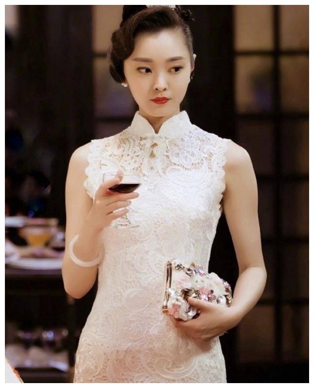 原创宋轶逛洪崖洞穿唐装美艳周也金发与王诗龄合影