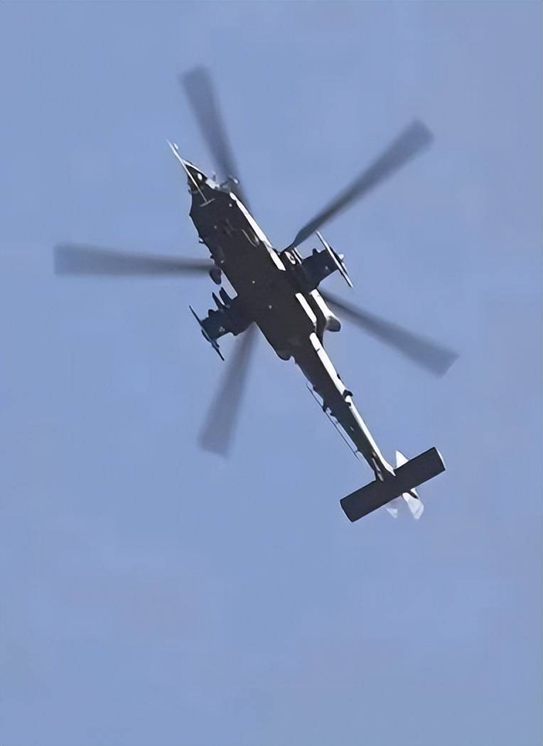 疑似国产重型武装直升机试飞武直10才刚服役12年就要被淘汰