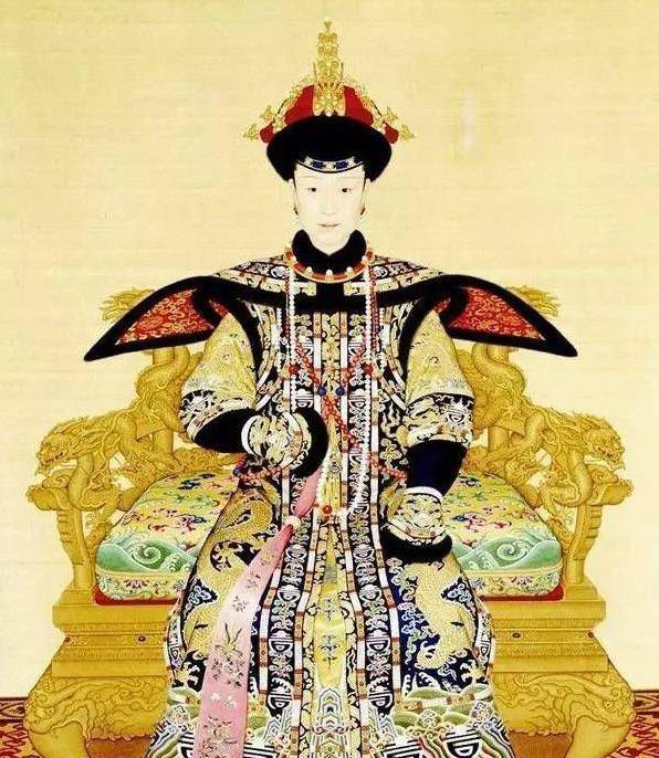 富察皇后和乾隆皇帝年少相识,两人一直恩爱有加,乾隆皇帝非常尊重富察