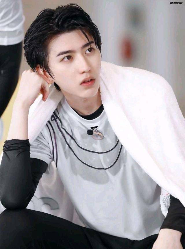 之前有一期是测试蔡徐坤的偶像包袱,结尾蔡徐坤需要做三道菜,分别是