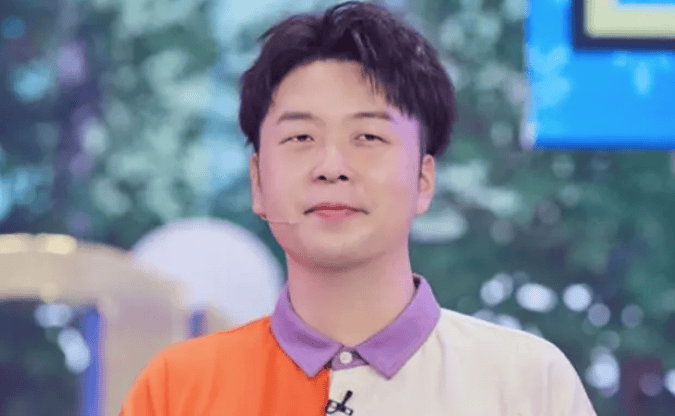 示人的杜海涛,在3月21日的一次亮相中,以一身黑色西装和狼尾发型出现