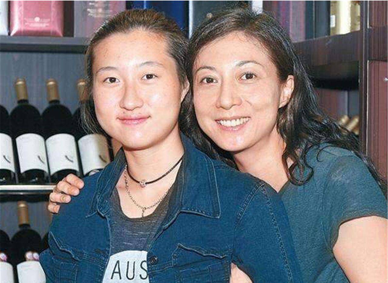 原创为小龙女争家产网曝吴绮莉想要争夺成龙家产经纪人出面否认