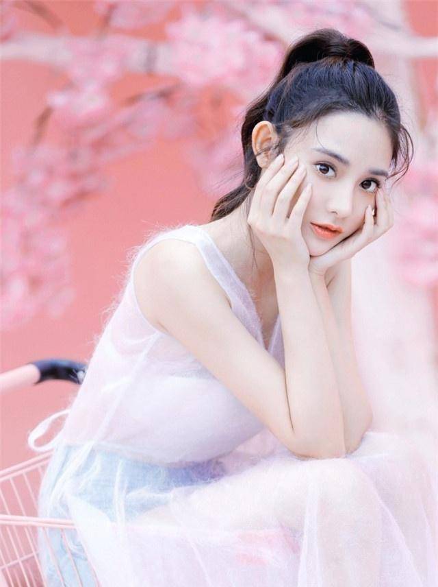 时,很多人都觉得孟子义饰演的叶红鱼穿着一身红衣最美,可再看彭小苒