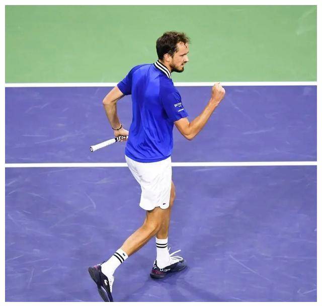 梅德韦杰夫大逆转,掀起7比6风暴!绝处逢生,展现冠军气质.