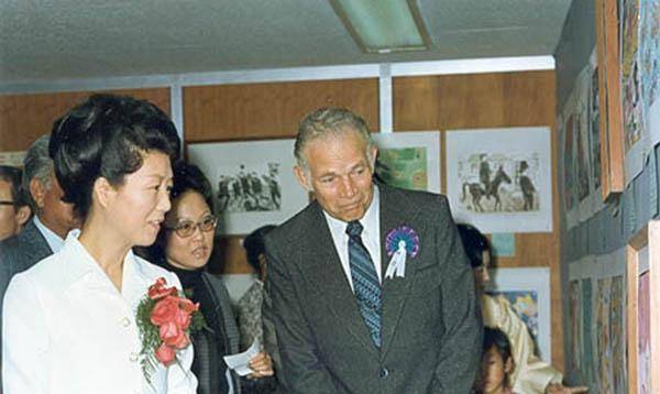 当年韩国第一夫人陆英修罕见照片曾是深受爱戴的国母却遭刺杀