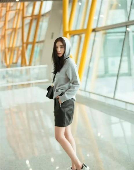 今年杨紫杨幂都在这样穿,这也太时髦了吧_风格_灰色_运动鞋