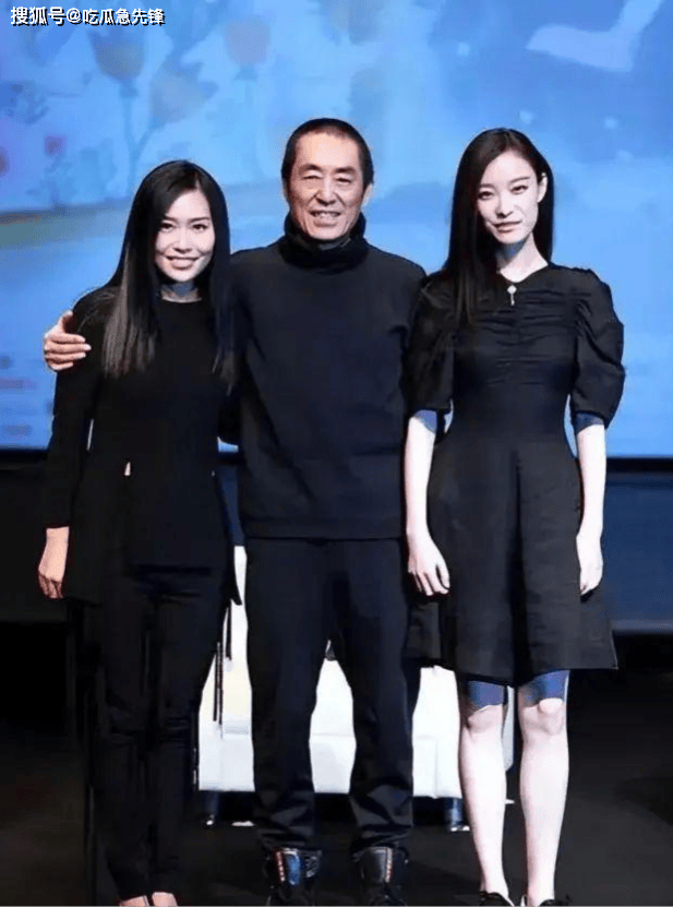 原创倪妮同框张艺谋女儿输太惨俩人同穿一身黑一个打扮大气一个穿成