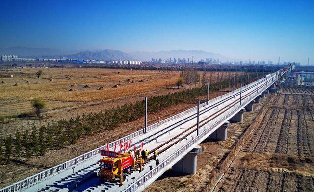 在克服了重重险阻以后,由詹天佑负责带领的铁路修建团队成功完成了这