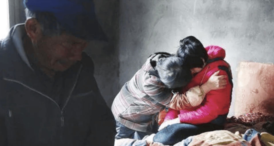 智障女子被迫产女在农村隐蔽的角落他们正盯着落单的残疾妇女