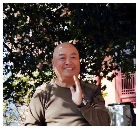 69岁老戏骨毛永明美男子变光头显霸气定居美国子孙满堂