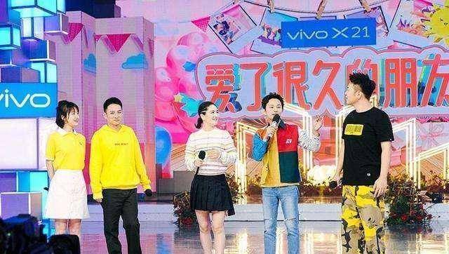 并且在内容上紧跟时代脉络,追随时尚热点,如《快乐大本营》会在每一期