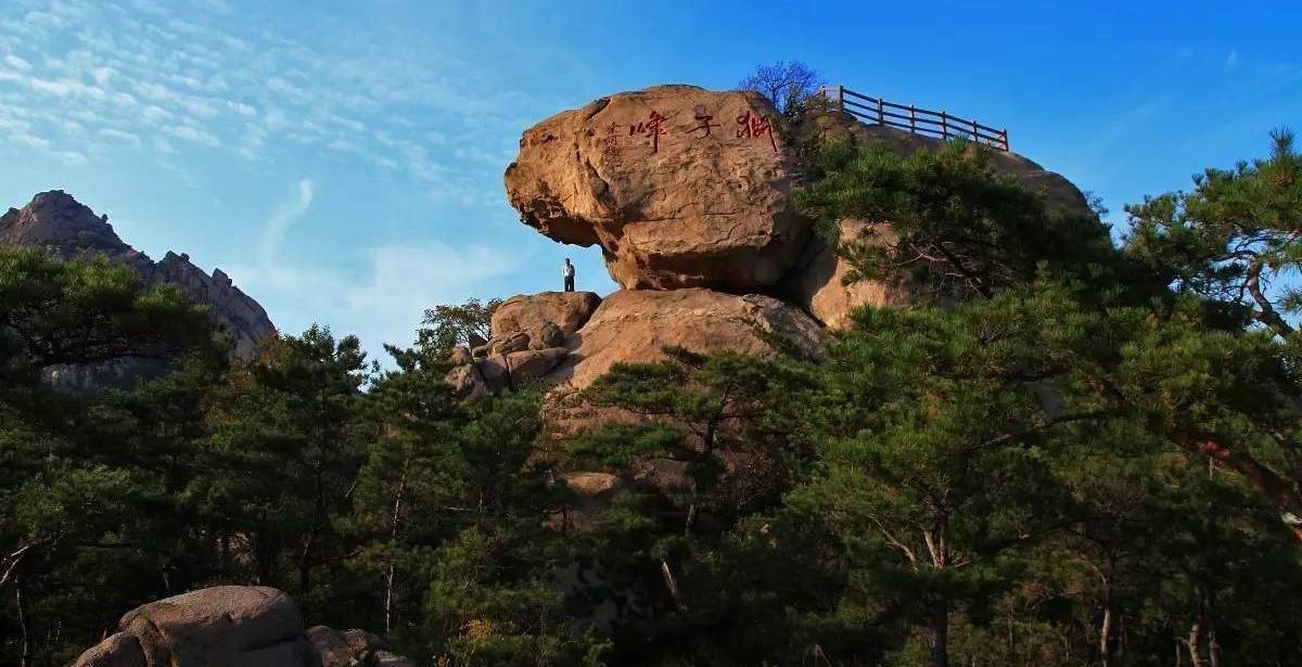 山上除了登高望远之外,还有很多奇峰异石,觅天洞,仙桃石,狮子峰