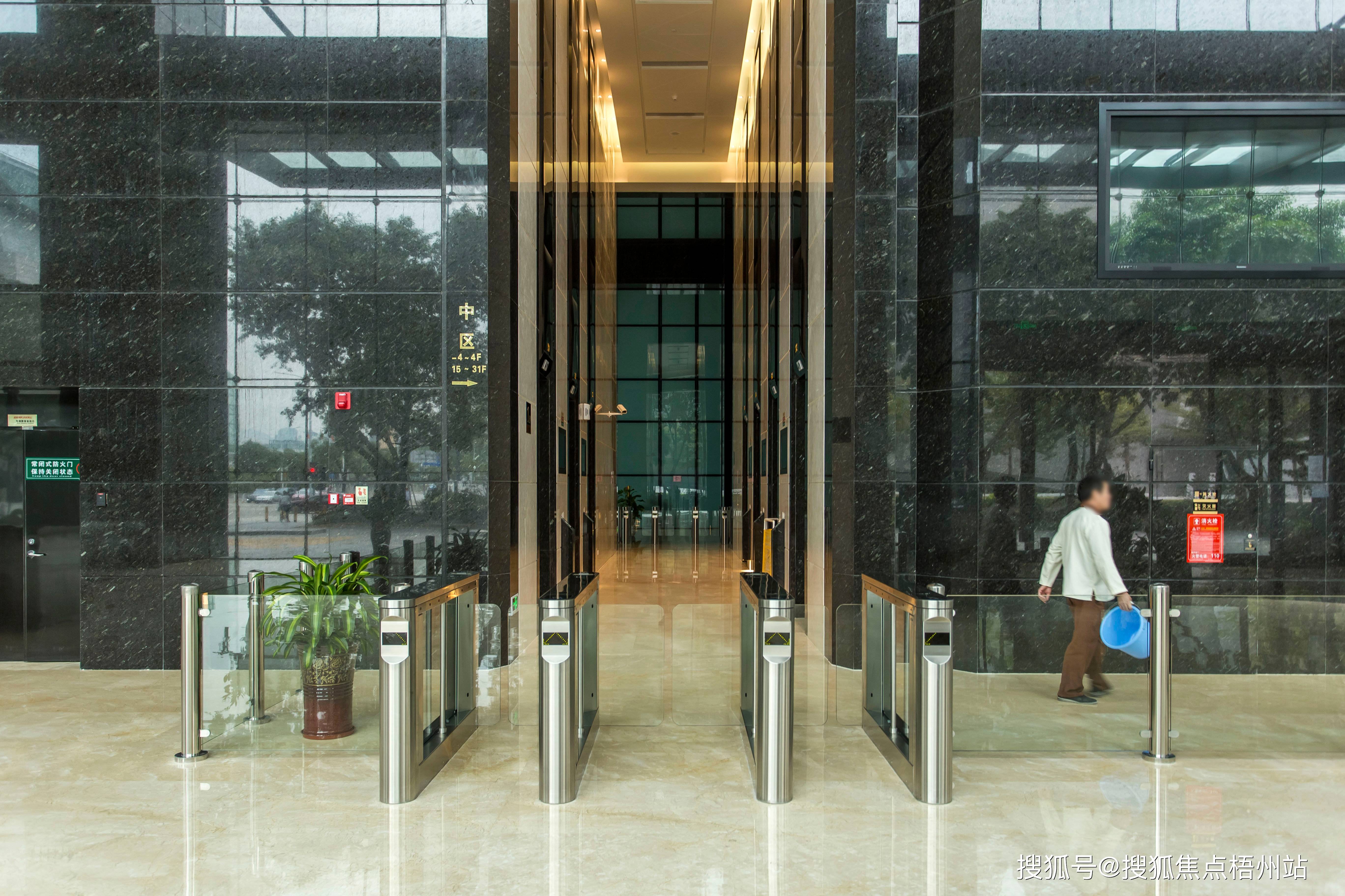 深圳生命人寿大厦租120人独立办公室精装修带家具交通便利可注册