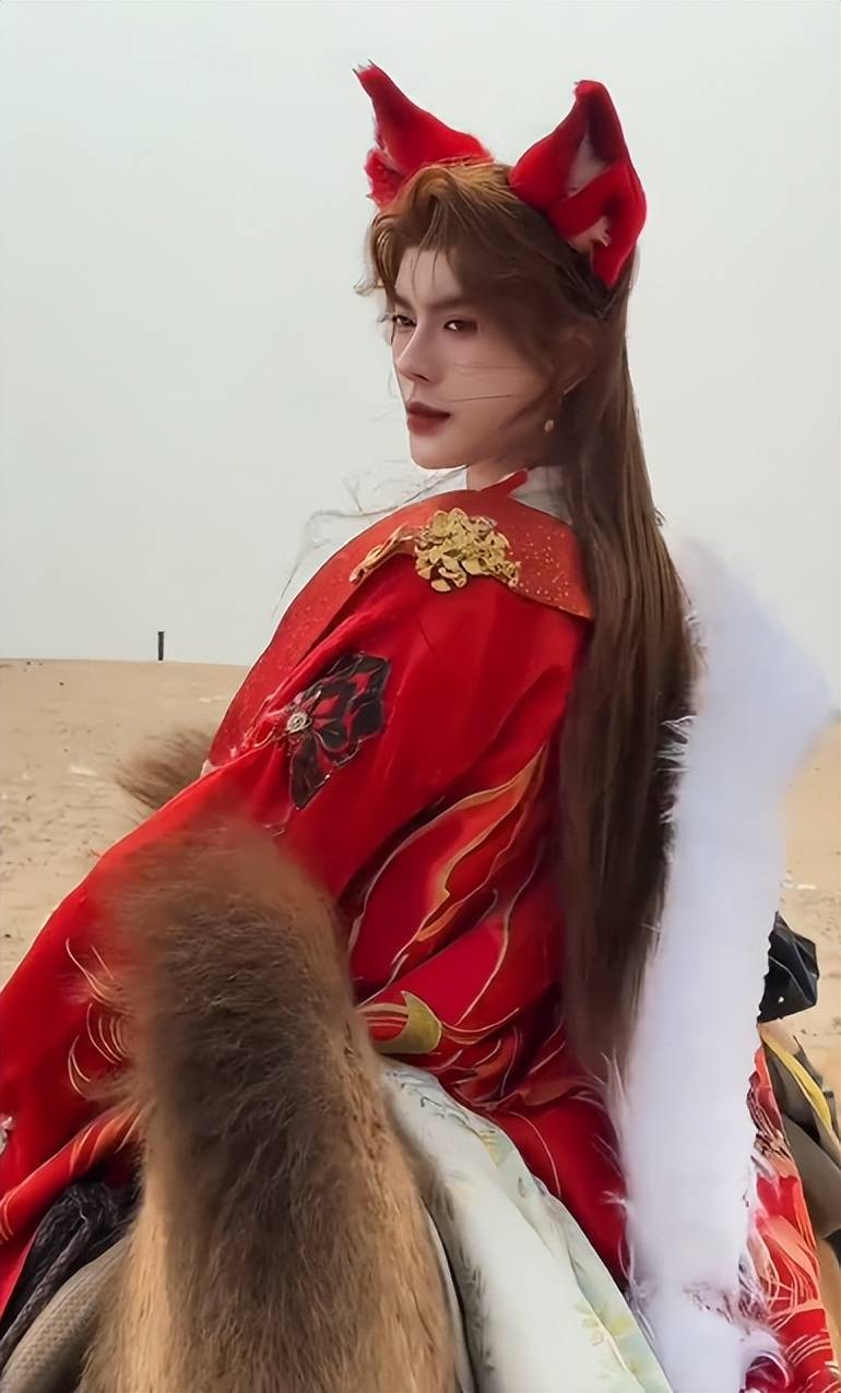 原创被骂出圈的男妲己出席漫展再现经典摸头杀现场引万人围观