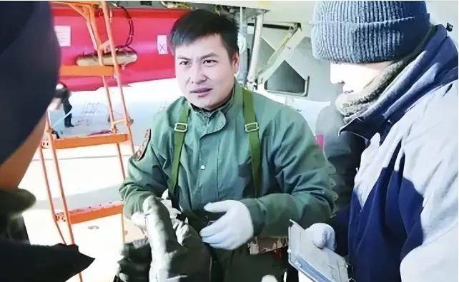 原创飞行员张超为挽救舰载机牺牲后妻子被特招入伍已成海军上尉