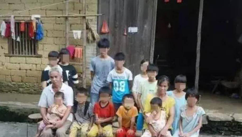 原创广西老汉梁二娶19岁妻子21年生下15子走红网络后现月入过万