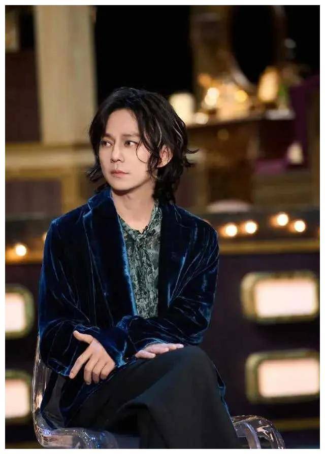 何炅长发狼尾另有一番魅力惹人无法言喻飘逸难忘