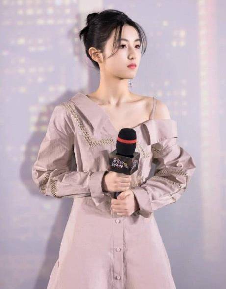 直角肩审美下的溜肩明星们是好看还是影响气质