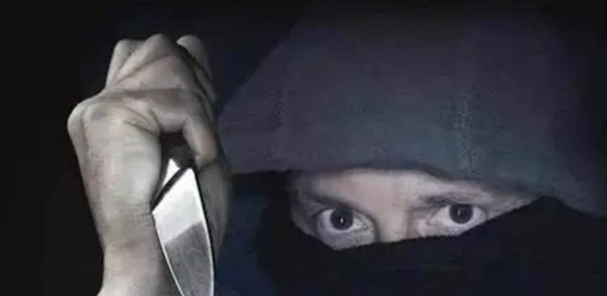 但是,拿了钱的刘庆朋并没有离开,陈芸妹妹这才发现,这人竟然是冲着